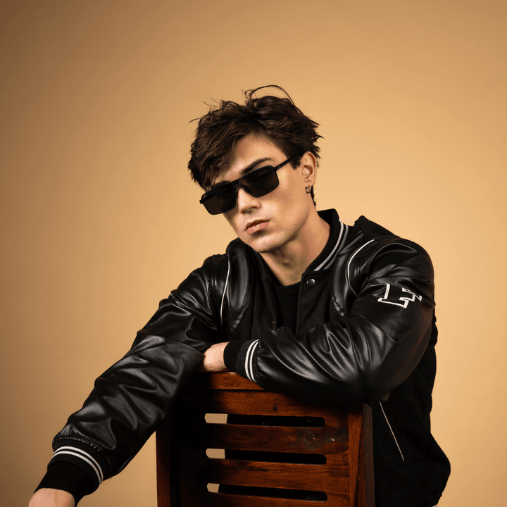 QUE UNDER WORLD: EXTRA WIDE