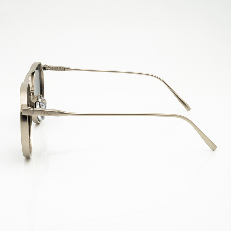 QUE FLIGHT METAL : MEDIUM