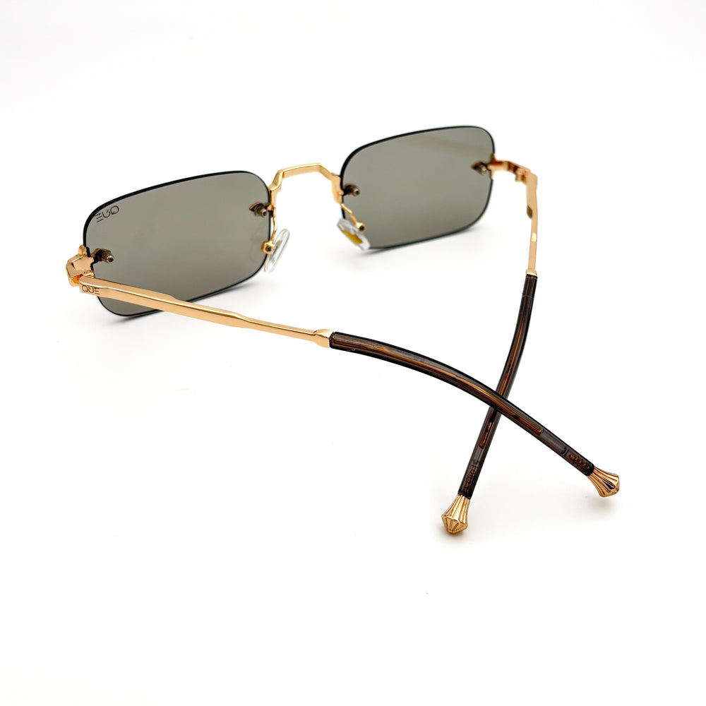 QUE CUTLINE: MEDIUM - Que Universe