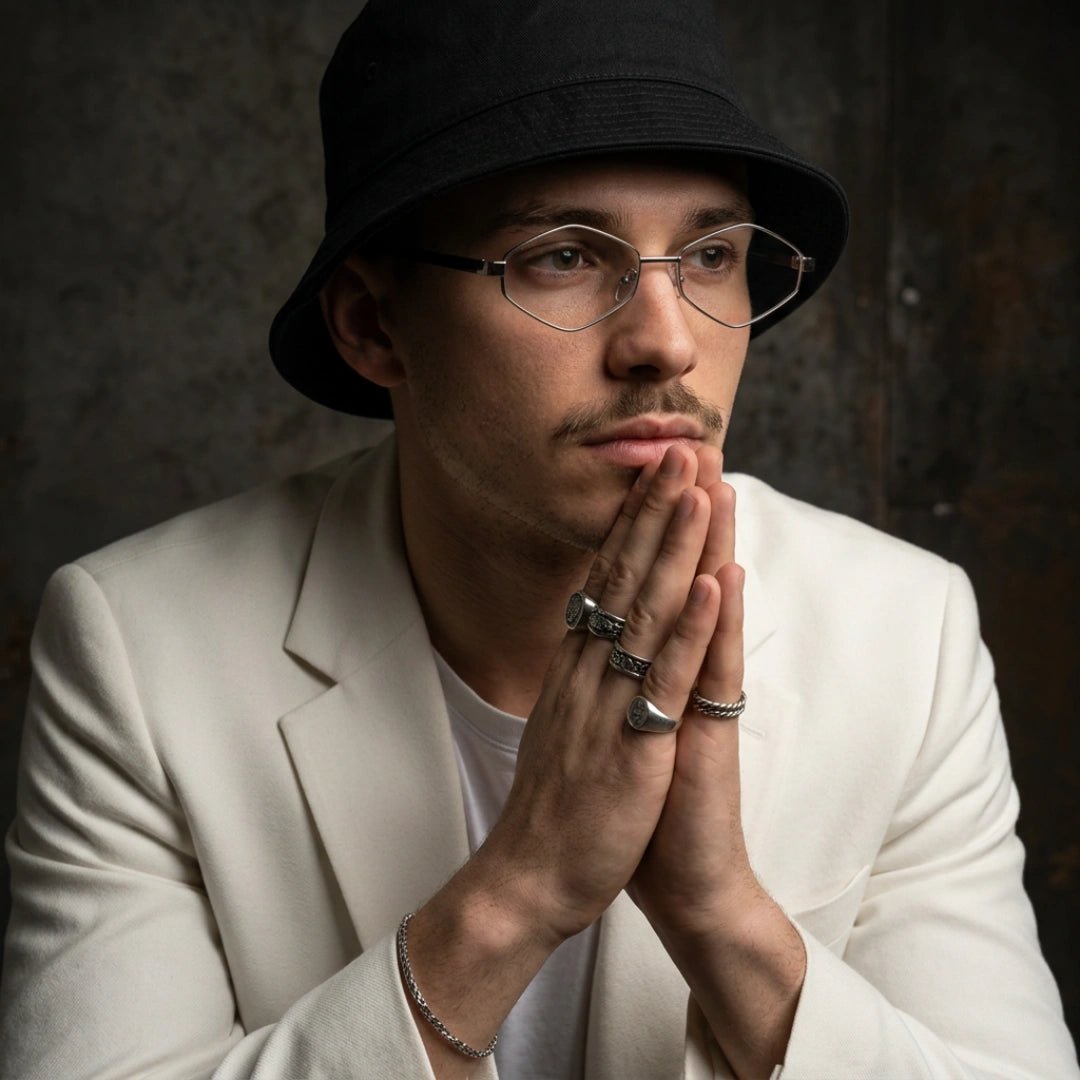 QUE GHOST - MEDIUM - Wayfarer - Que Universe