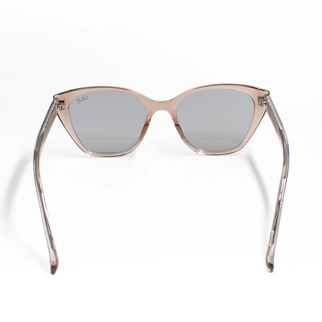 QUE NAZAAKAT - Cat-Eye - Que Universe