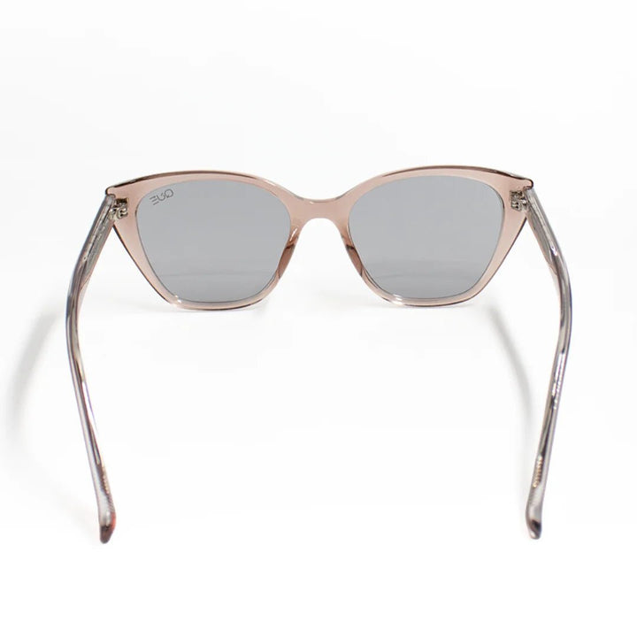 QUE NAZAAKAT - Cat-Eye - Que Universe